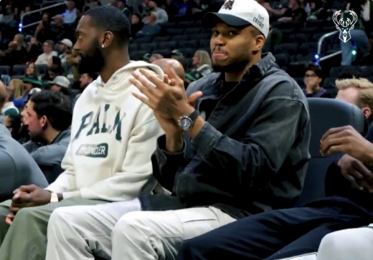 开云体育在线-看到弟弟罚球得分 字母哥大叫:我现在就能退役啦 我已做到了一切